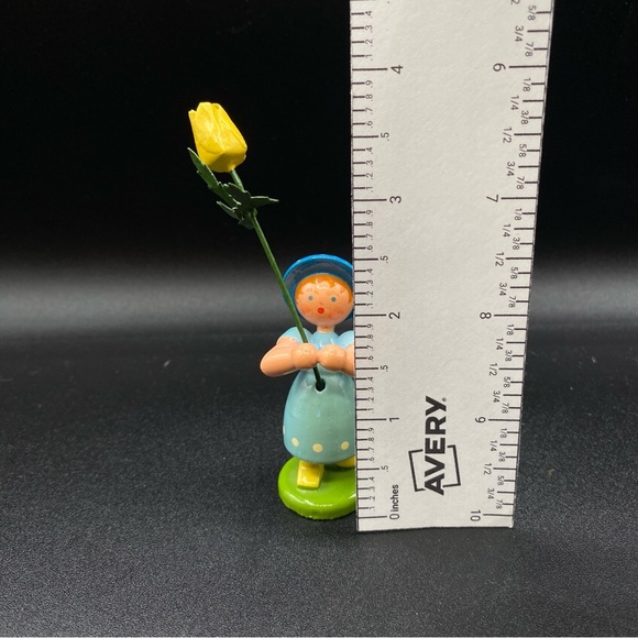 Very Old ERZGEBIRGE German Hand Carved Wooden Girl Holding Yellow Daffodil - Picture 11 of 15